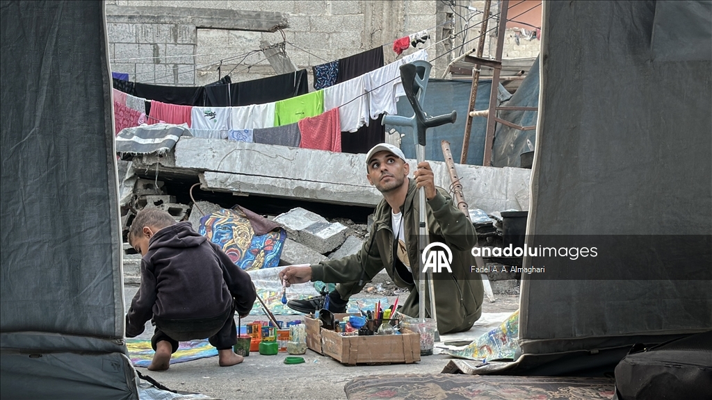 İsrail saldırısında bir bacağını kaybeden Filistini Cihad, sanatını icra etmeye devam ediyor