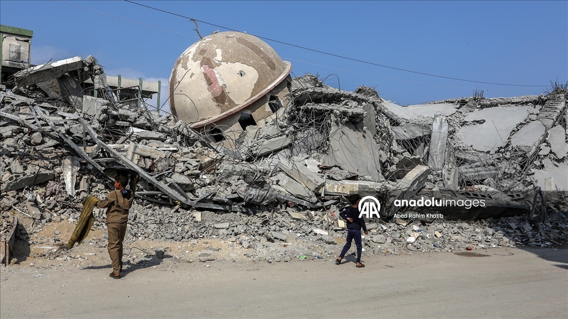İsrail’in çekildiği el-Ketibe bölgesinde Filistinliler yıkılmış evlerine dönüyor