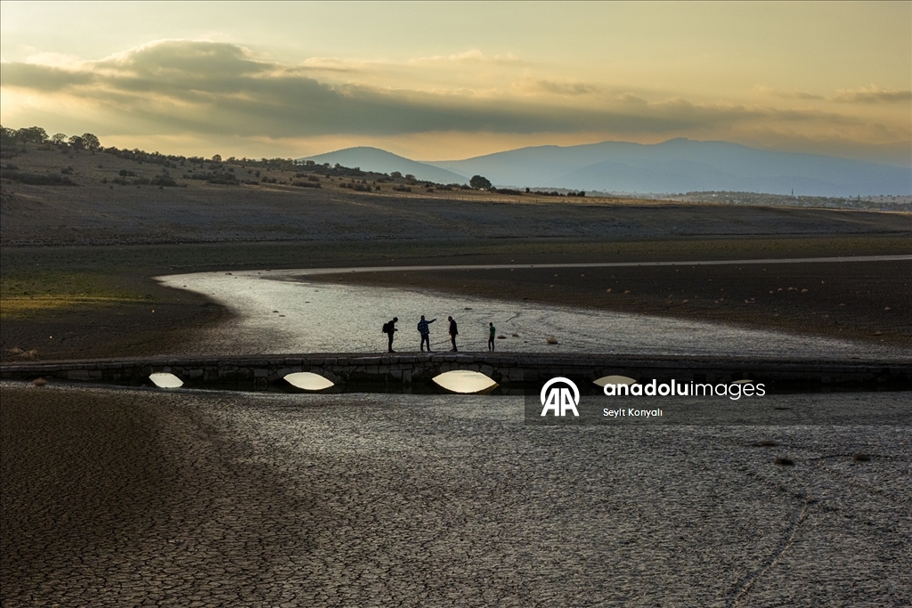 Apa Barajı’nda sular çekildi, 600 yıllık Osmanlı köprüsü yeniden gün yüzüne çıktı