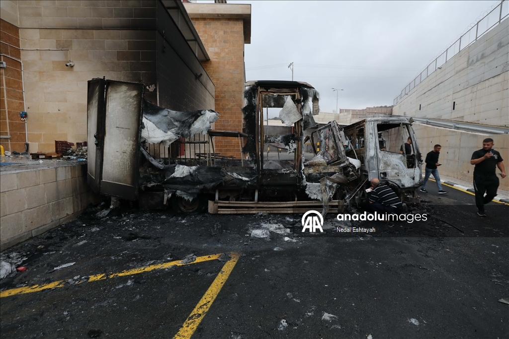 Filistin topraklarını gasbeden İsrailliler Batı Şeria'da Filistinlilerin araçlarını kundakladı