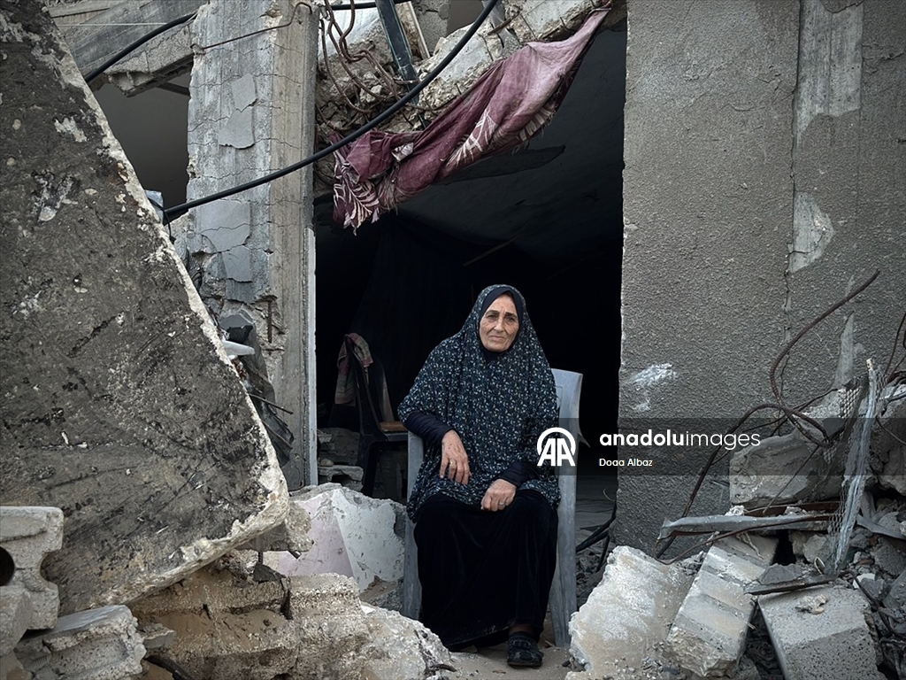 Filistinli çift İsrail saldırısı sonucu yıkılan evlerinin enkazında yaşamlarını sürdürüyor