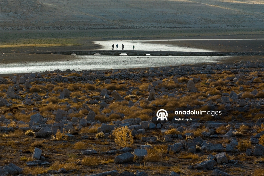 Apa Barajı’nda sular çekildi, 600 yıllık Osmanlı köprüsü yeniden gün yüzüne çıktı
