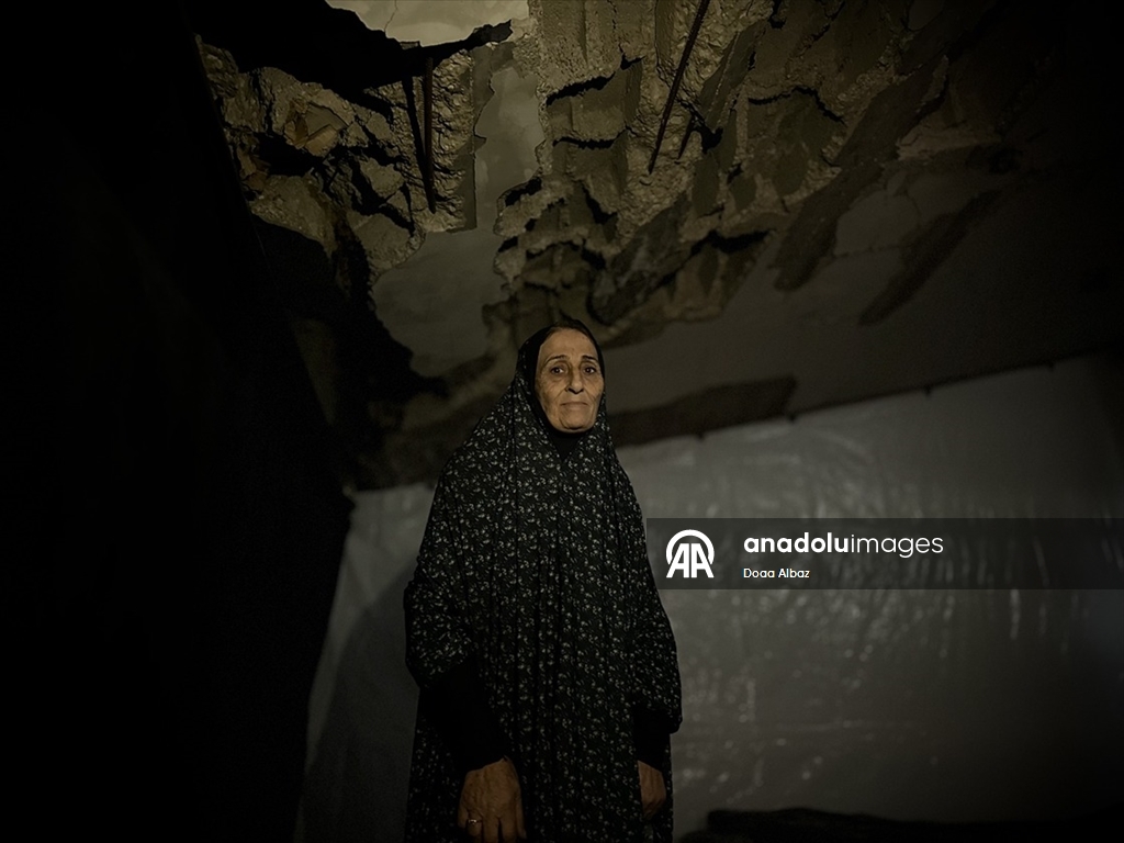 Filistinli çift İsrail saldırısı sonucu yıkılan evlerinin enkazında yaşamlarını sürdürüyor