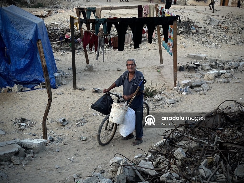 Filistinli çift İsrail saldırısı sonucu yıkılan evlerinin enkazında yaşamlarını sürdürüyor
