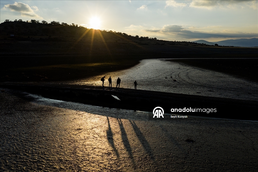 Apa Barajı’nda sular çekildi, 600 yıllık Osmanlı köprüsü yeniden gün yüzüne çıktı