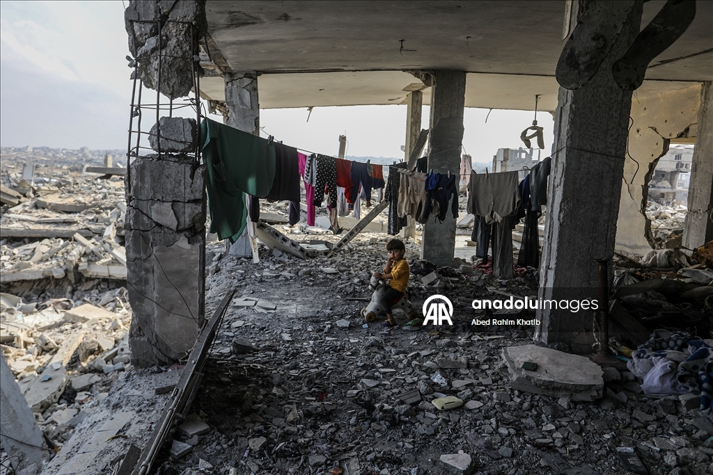 İsrail’in çekildiği el-Ketibe bölgesinde Filistinliler yıkılmış evlerine dönüyor