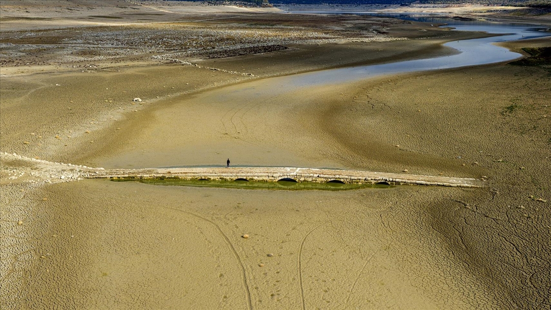 Apa Barajı’nda sular çekildi, 600 yıllık Osmanlı köprüsü yeniden gün yüzüne çıktı