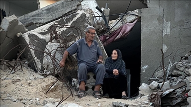 Filistinli çift İsrail saldırısı sonucu yıkılan evlerinin enkazında yaşamlarını sürdürüyor