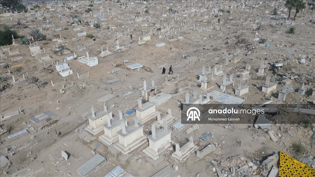 Eski Gazze Mezarlığı İsrail saldırılarının izlerini taşıyor