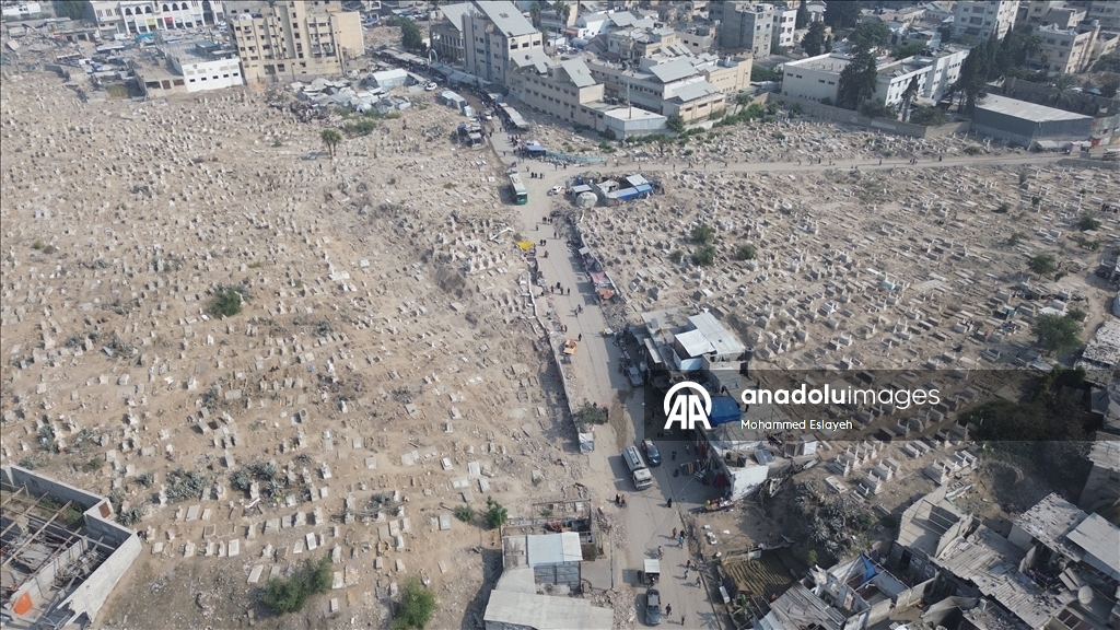 Eski Gazze Mezarlığı İsrail saldırılarının izlerini taşıyor