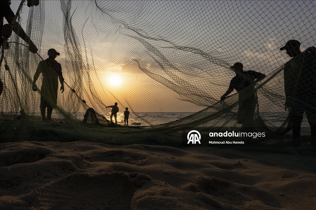 Палестинские рыбаки в лагере беженцев Нусейрат