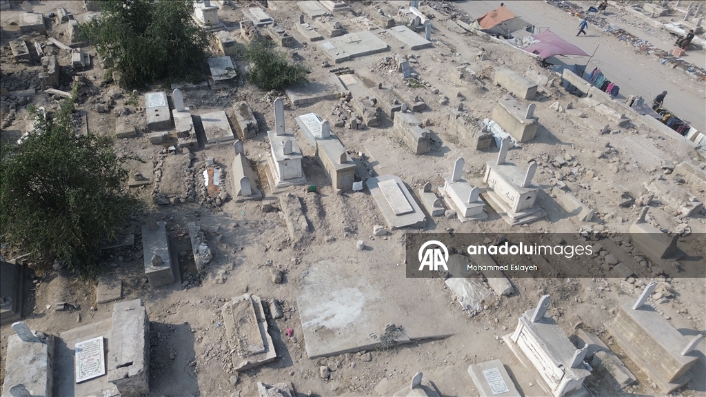 Eski Gazze Mezarlığı İsrail saldırılarının izlerini taşıyor