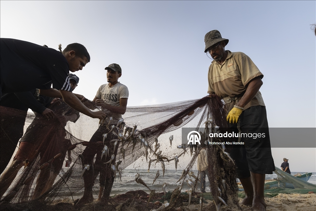 Палестинские рыбаки в лагере беженцев Нусейрат