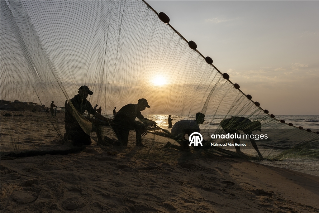 Палестинские рыбаки в лагере беженцев Нусейрат