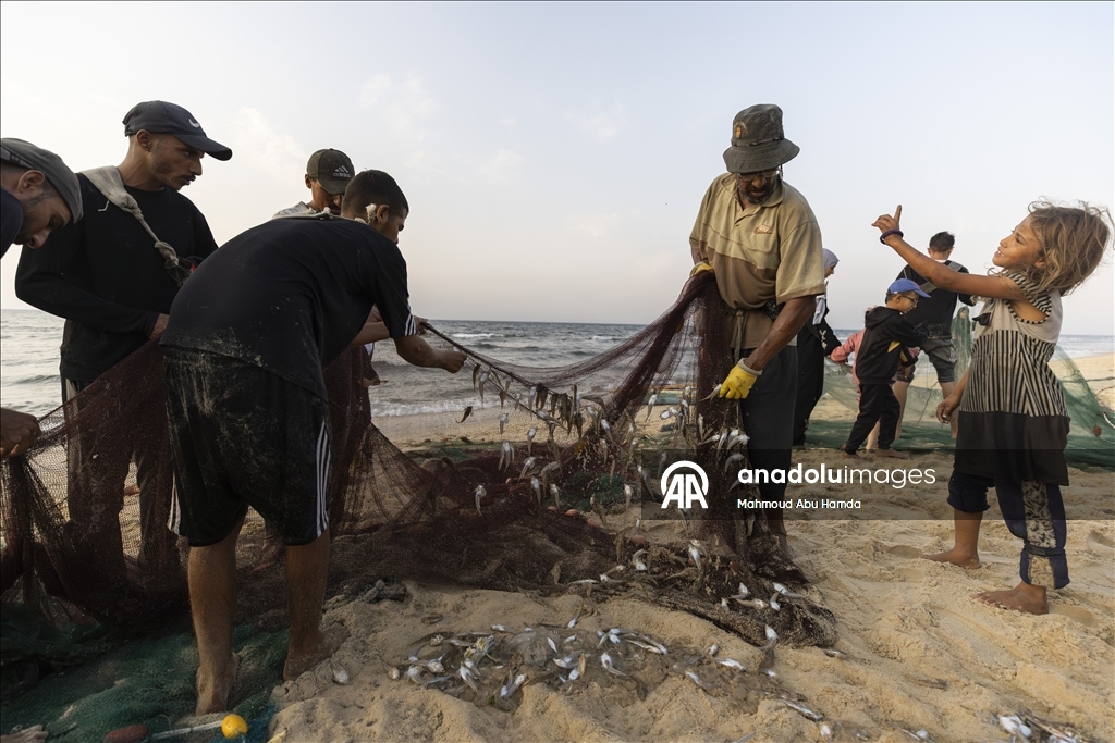 Палестинские рыбаки в лагере беженцев Нусейрат