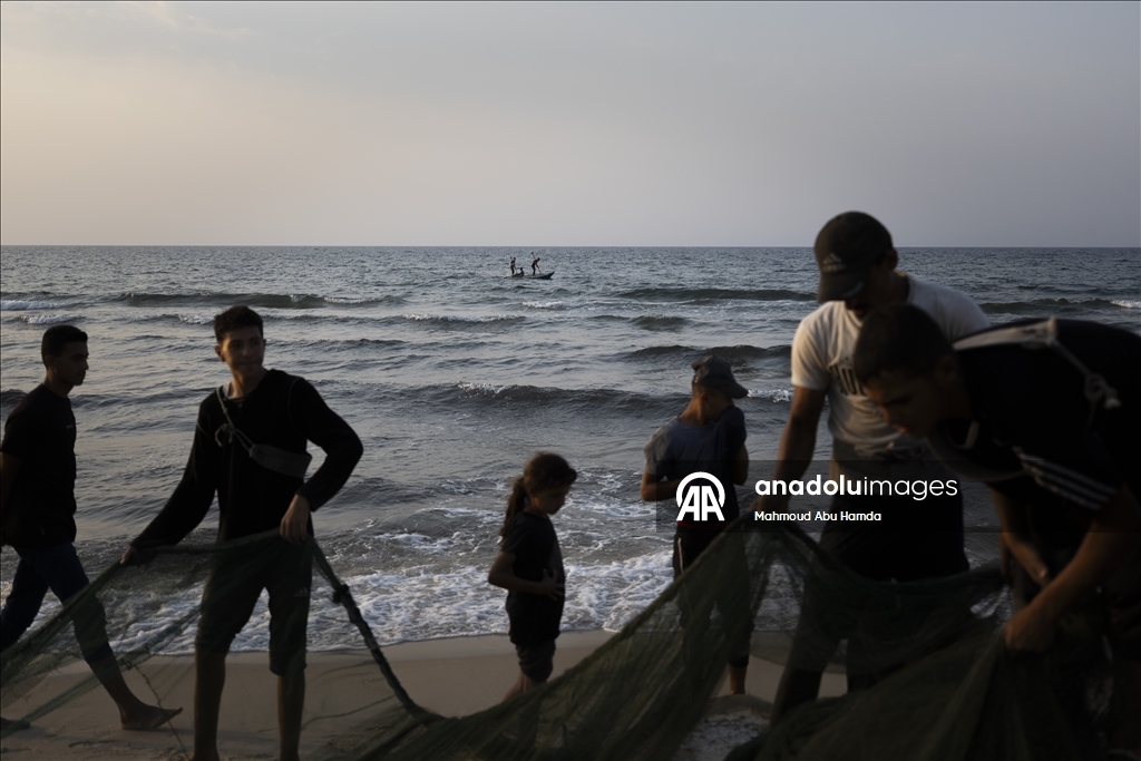 Палестинские рыбаки в лагере беженцев Нусейрат