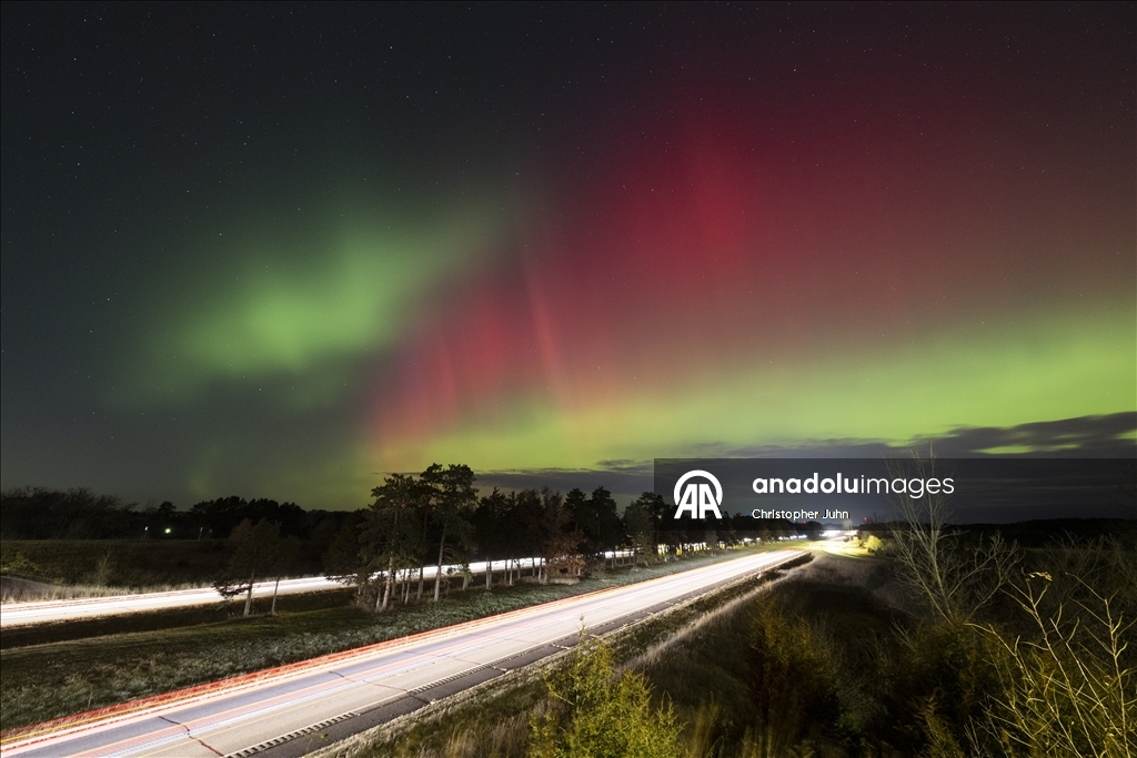Güneş patlamaları sonrası "kuzey ışıkları" ABD semalarını renklendirdi 