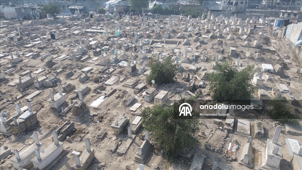 Eski Gazze Mezarlığı İsrail saldırılarının izlerini taşıyor