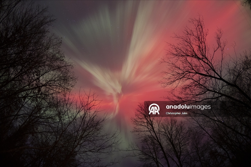 Güneş patlamaları sonrası "kuzey ışıkları" ABD semalarını renklendirdi 