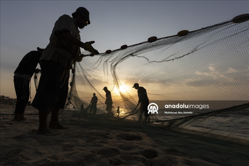 Палестинские рыбаки в лагере беженцев Нусейрат