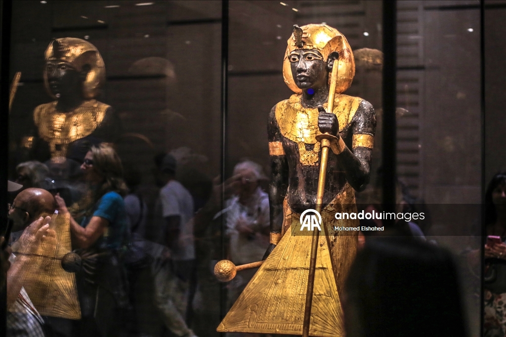 Большой Египетский музей с артефактами времен знаменитых фараонов Древнего Египта