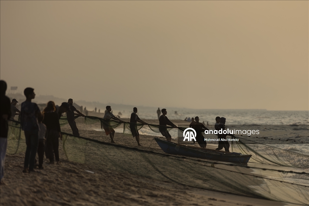 Палестинские рыбаки в лагере беженцев Нусейрат