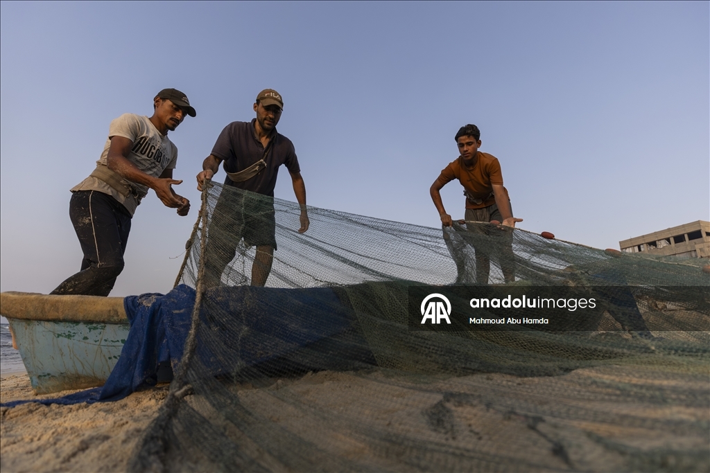 Палестинские рыбаки в лагере беженцев Нусейрат