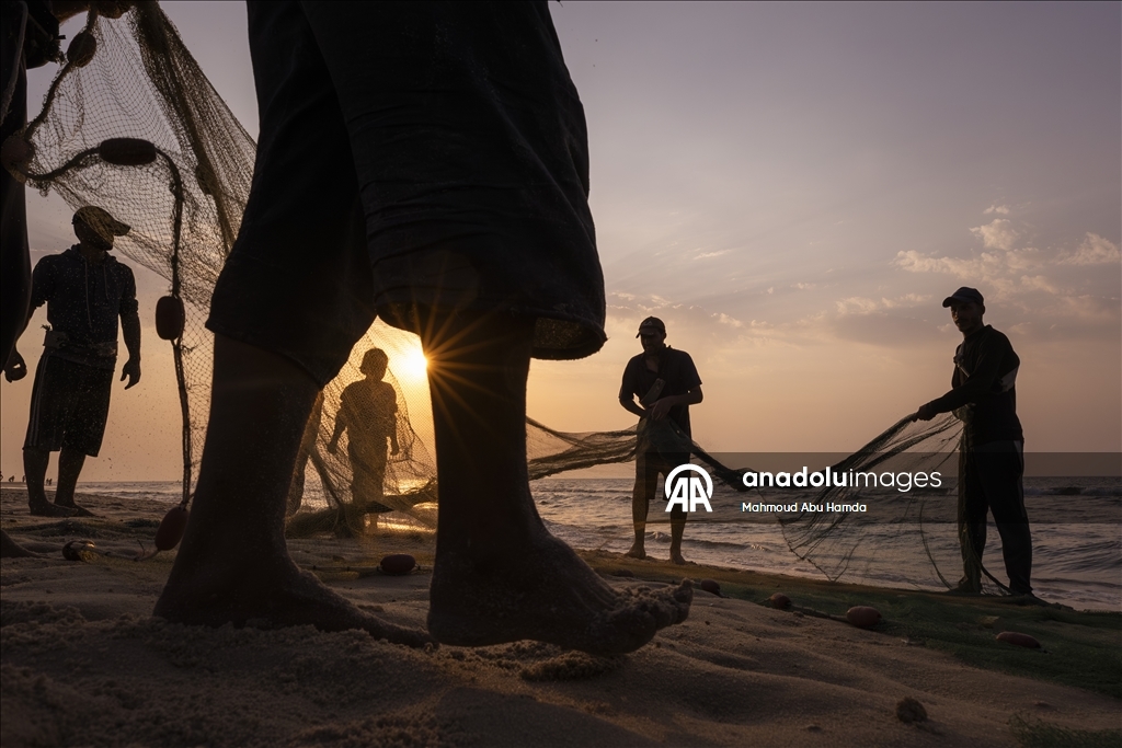 Палестинские рыбаки в лагере беженцев Нусейрат