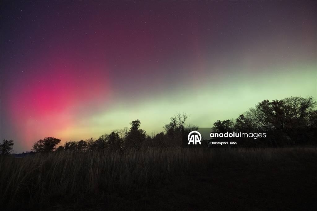 Güneş patlamaları sonrası "kuzey ışıkları" ABD semalarını renklendirdi 