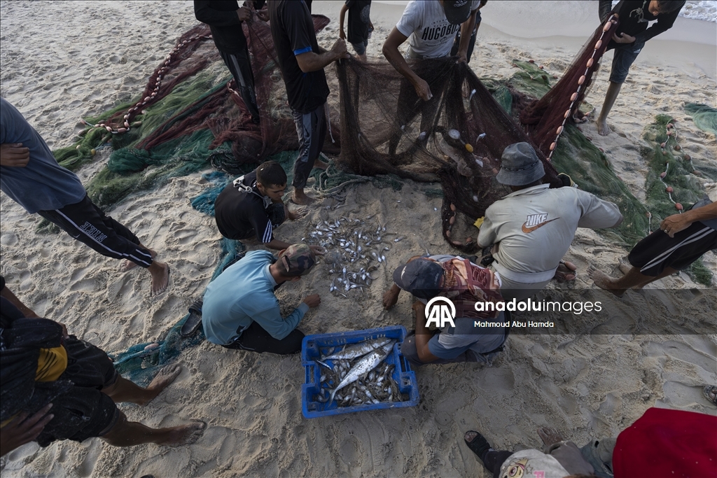 Палестинские рыбаки в лагере беженцев Нусейрат