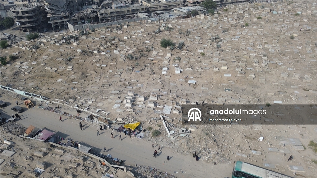 Eski Gazze Mezarlığı İsrail saldırılarının izlerini taşıyor