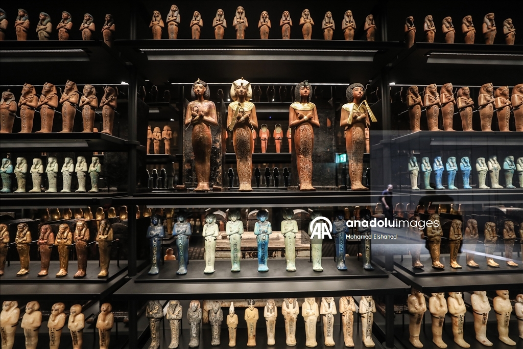 Большой Египетский музей с артефактами времен знаменитых фараонов Древнего Египта