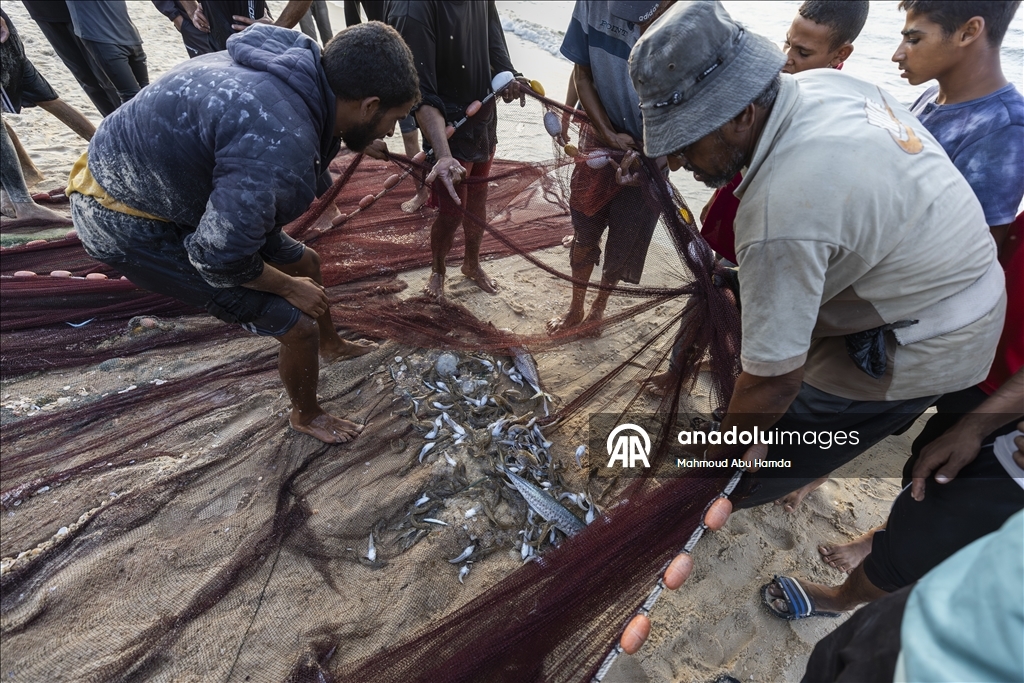 Палестинские рыбаки в лагере беженцев Нусейрат