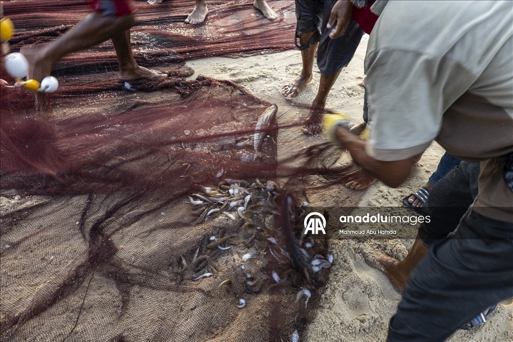 Палестинские рыбаки в лагере беженцев Нусейрат