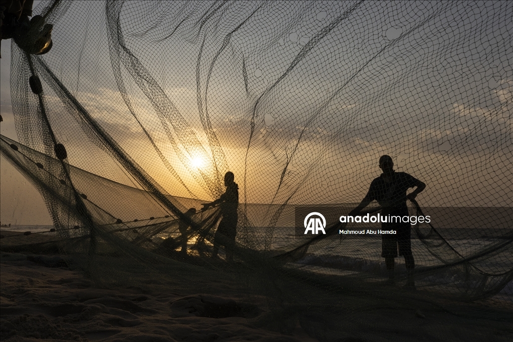 Палестинские рыбаки в лагере беженцев Нусейрат