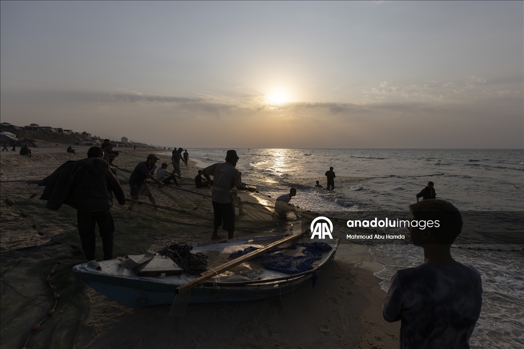 Палестинские рыбаки в лагере беженцев Нусейрат