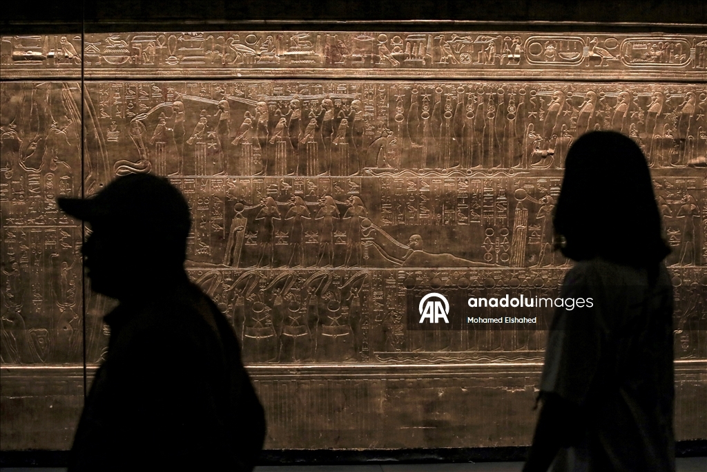 Большой Египетский музей с артефактами времен знаменитых фараонов Древнего Египта