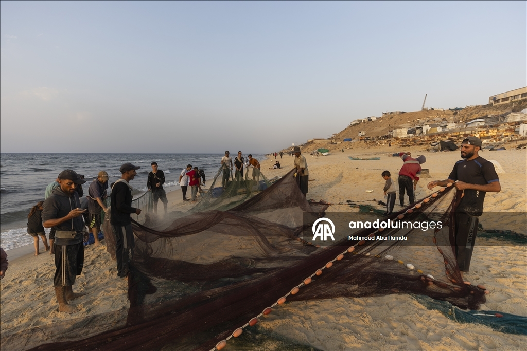 Палестинские рыбаки в лагере беженцев Нусейрат