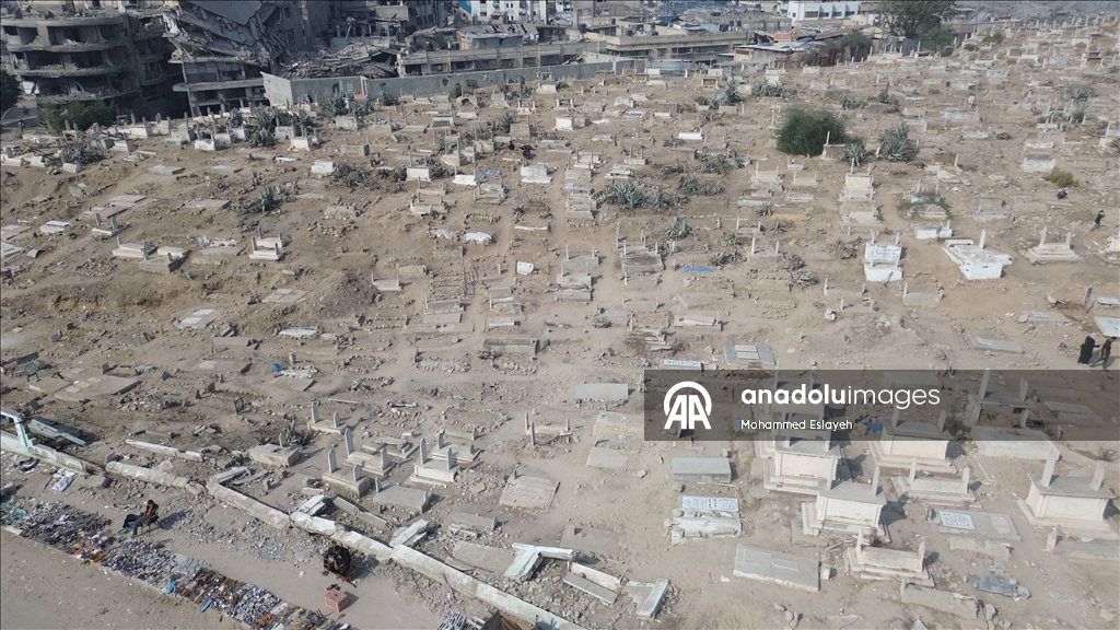Eski Gazze Mezarlığı İsrail saldırılarının izlerini taşıyor