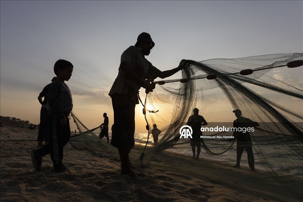 Палестинские рыбаки в лагере беженцев Нусейрат