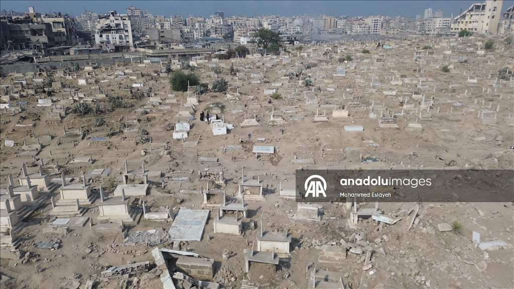 Eski Gazze Mezarlığı İsrail saldırılarının izlerini taşıyor