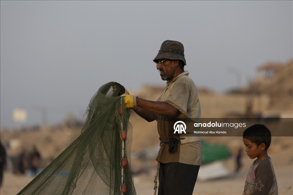 Палестинские рыбаки в лагере беженцев Нусейрат