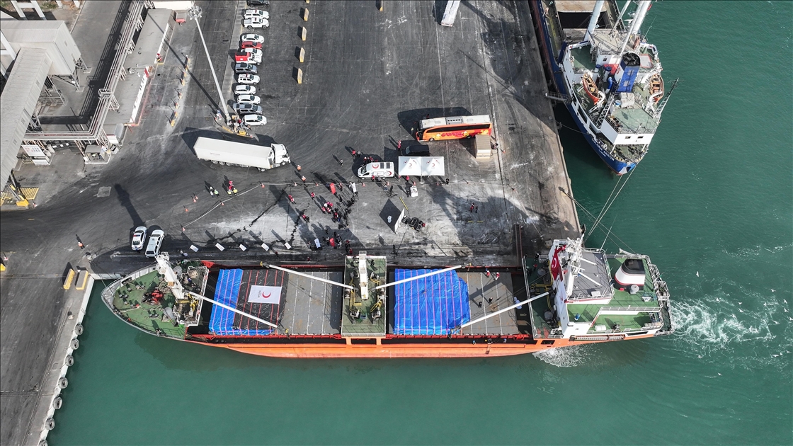 Türk Kızılayın Gazze için hazırladığı 18. "İyilik Gemisi" Mersin Limanı'ndan uğurlandı