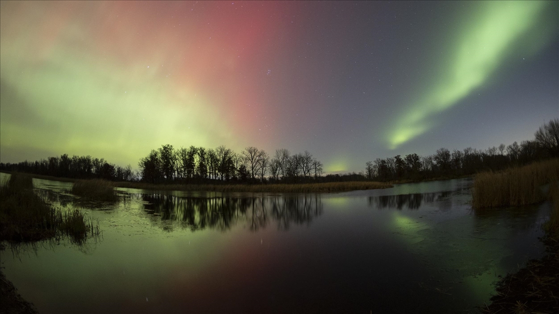 Güneş patlamaları sonrası "kuzey ışıkları" ABD semalarını renklendirdi