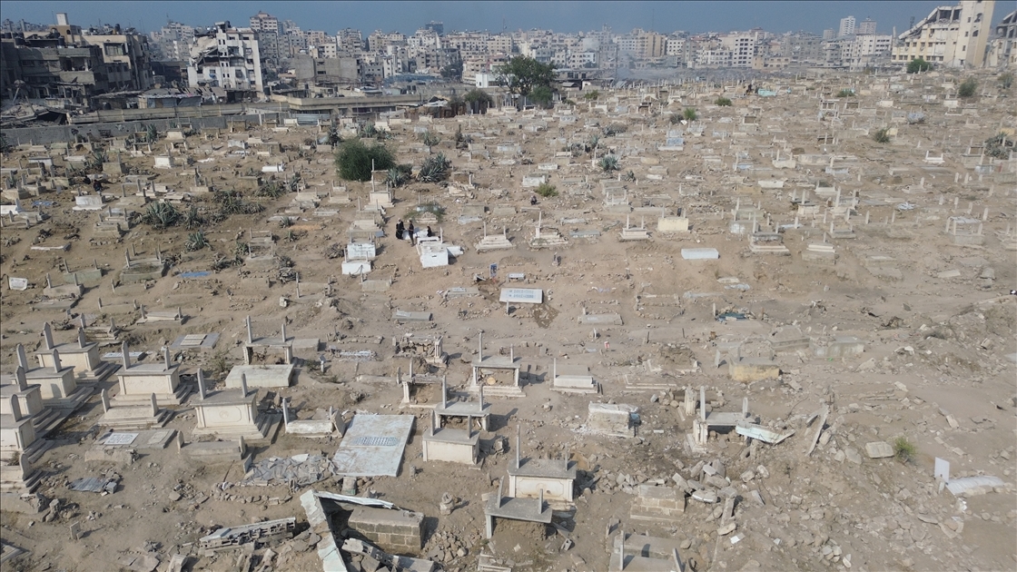 Eski Gazze Mezarlığı İsrail saldırılarının izlerini taşıyor