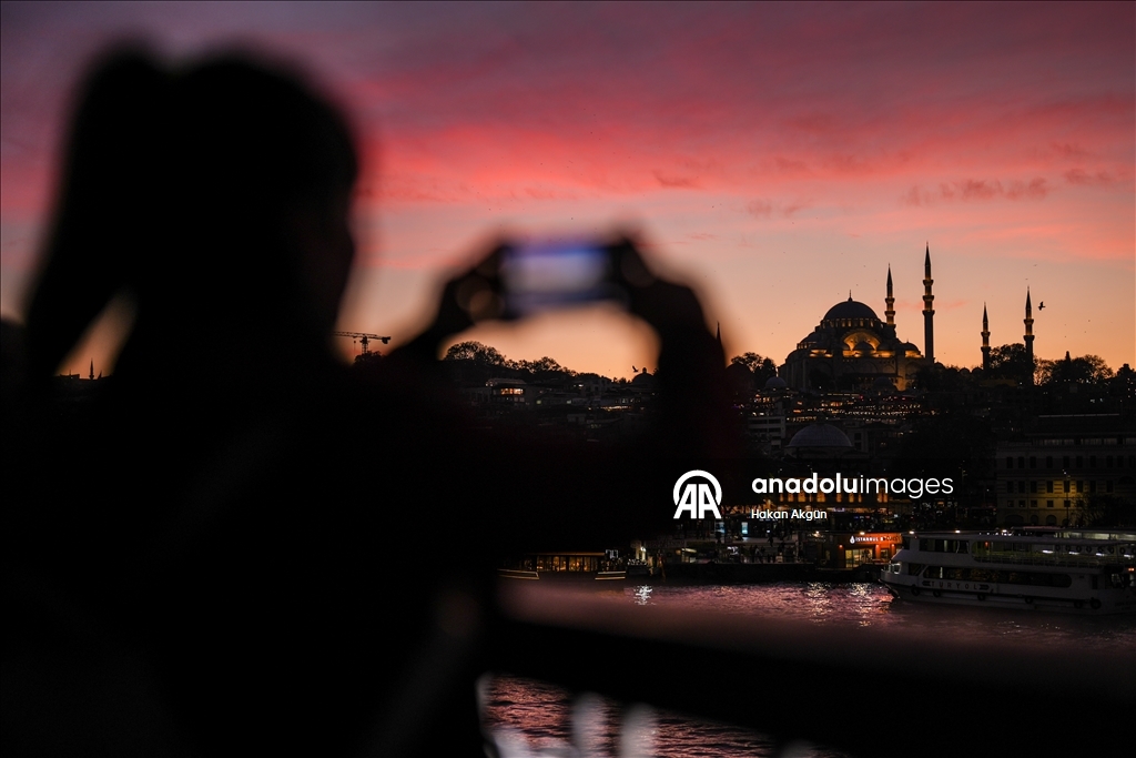 Golden silhouettes over the Bosphorus: sunset moments in Istanbul 