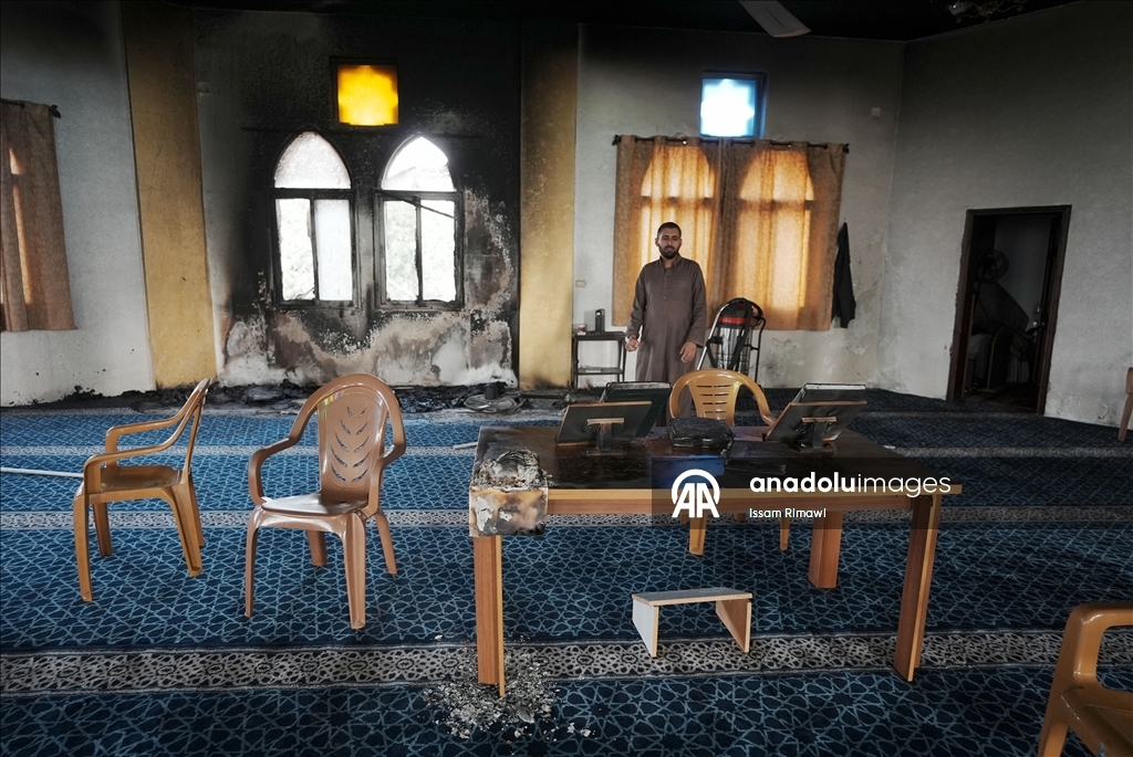 Израильские поселенцы осквернили и подожгли мечеть на Западном берегу