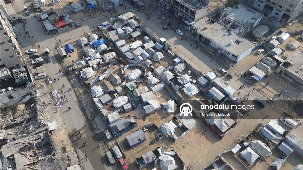 Gazze'deki Meçhul Asker Meydanı, evsiz kalan Filistinlilerin barınma merkezine dönüştü