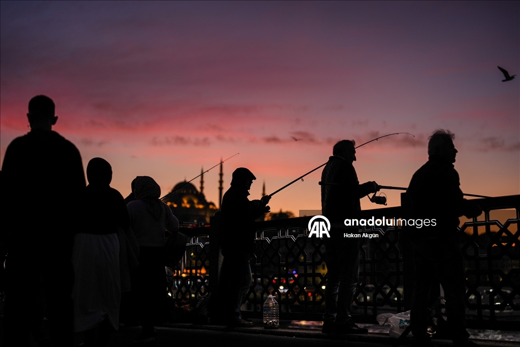 Golden silhouettes over the Bosphorus: sunset moments in Istanbul 