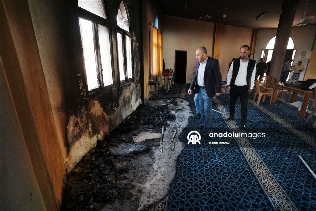 Израильские поселенцы осквернили и подожгли мечеть на Западном берегу